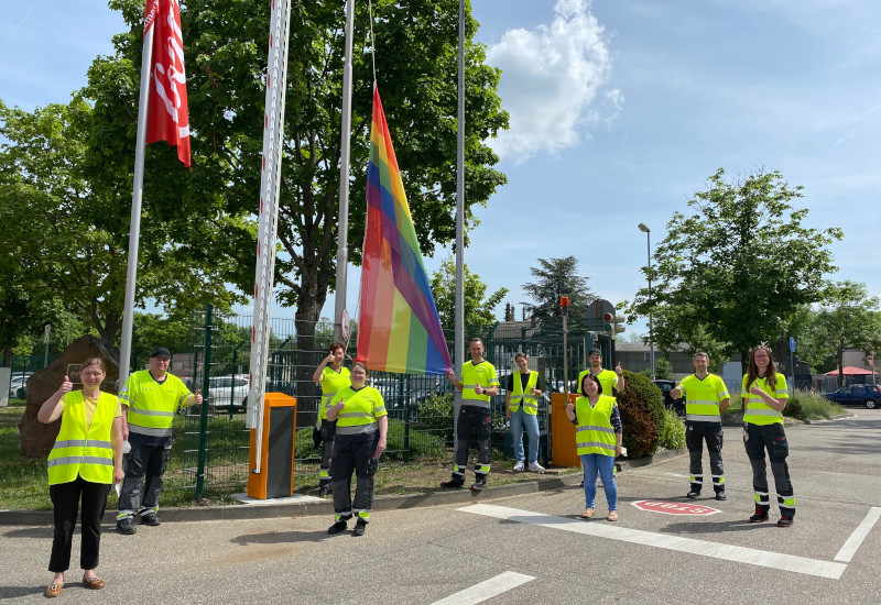 Mitarbeitende des Coca-Cola Standortes Karlsruhe hissen die Regenbogenflagge. 